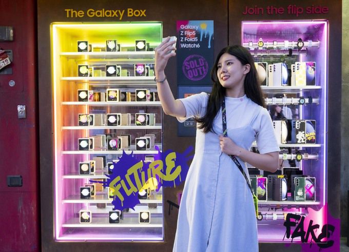 에버랜드를 찾은 고객이 ‘갤럭시 Z 플립5·폴드5’ 체험존에 마련된 다양한 포토스팟에서 기념사진을 촬영하고 있다. 삼성전자 제공