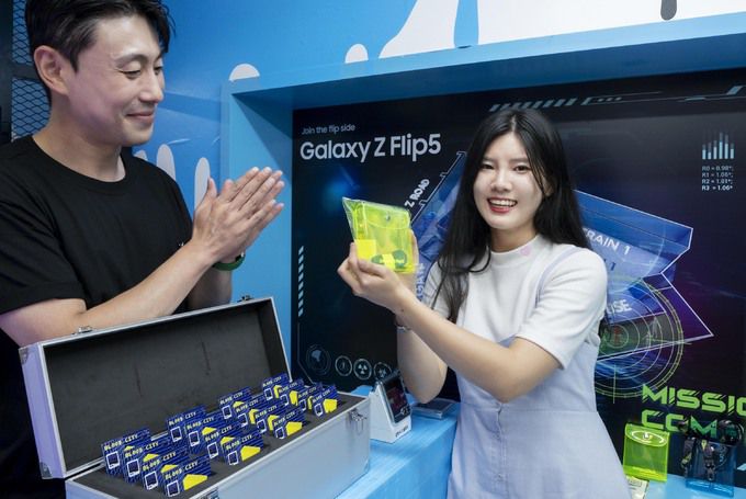 에버랜드 블러드시티에 마련된 ‘갤럭시 Z 플립5·폴드5’ 체험존에서 ‘화이트Z 입단 테스트’ 이벤트에 참여한 고객이 기념품을 받고 있다. 삼성전자 제공