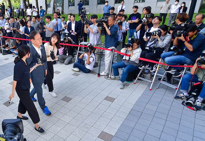 이재명 더불어민주당 대표가 쌍방울그룹 대북송금 의혹과 관련 조사를 받기 위해 12일 오후 경기 수원시 영통구 수원지방검찰청에 재출석하고 있다. 수원=뉴스1