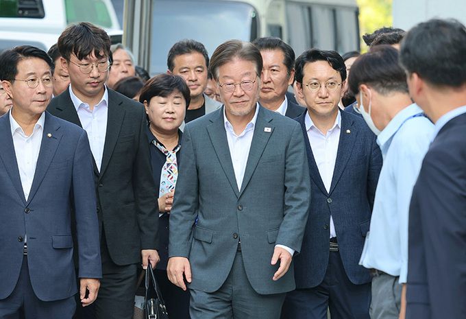 이재명 더불어민주당 대표가 '쌍방울 그룹 대북 송금' 의혹 관련 피의자 신분으로 조사를 받기 위해 12일 경기도 수원시 영통구 수원지방검찰청으로 재출석하고 있다.수원=뉴시스