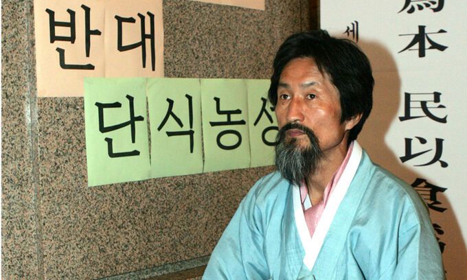 지난 2005년 10월 27일 강기갑 당시 민주노동당 의원이 국회 통일외교통상위의 쌀관세화 유예협상 비준동의안 통과에 반발, 국회 본관 로텐더홀 계단 앞에서 무기한 단식농성을벌이고 있다. 연합뉴스