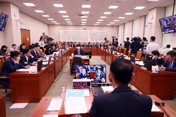 13일 서울 여의도 국회에서 열린 법제사법위원회 전체회의에서 이종섭 국방부 장관이 박용진 더불어민주당 의원의 질의에 답변하고 있다. 뉴시스