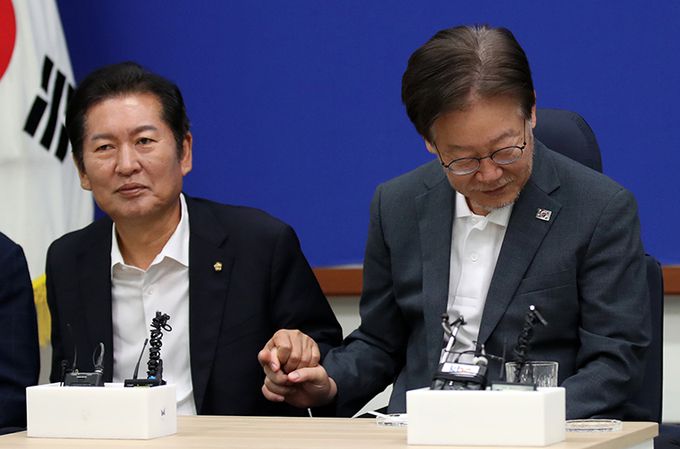 단식투쟁 14일차를 이어가고 있는 이재명 더불어민주당 대표가 13일 오전 서울 여의도 국회 당대표실에서 정청래 최고위원과 손을 잡고 있다.뉴시스