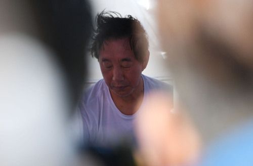 2018년 5월9일, 당시 김성태 자유한국당(국민의힘 전신) 원내대표가 ‘드루킹 사건’ 특검을 촉구하며 서울 여의도 국회의사당 앞에 설치된 천막 안에 앉아있다. 세계일보 자료사진