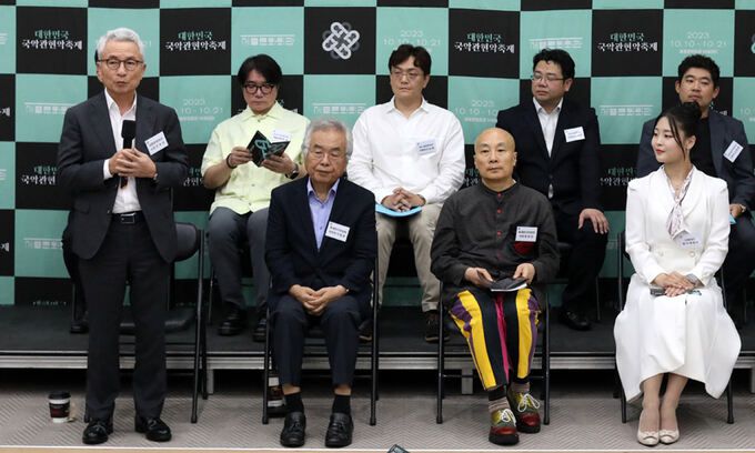 다음 달 ‘대한민국 국악관현악축제’를 여는 안호상(앞줄 왼쪽부터) 세종문화회관 사장과 박범훈 축제추진위원장(동국대 석좌교수) 등 축제 참가자들이 13일 기자간담회를 하고 있다. 연합뉴스