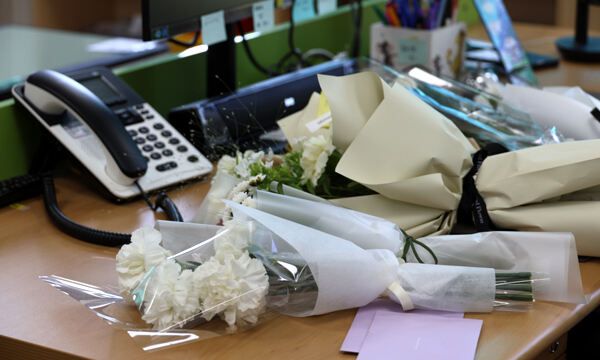 악성민원으로 세상을 뜬 대전 초등 교사가 재직하던 유성구 한 초등학교 교사의 책상에 9일 오전 꽃이 놓여 있다. 연합뉴스