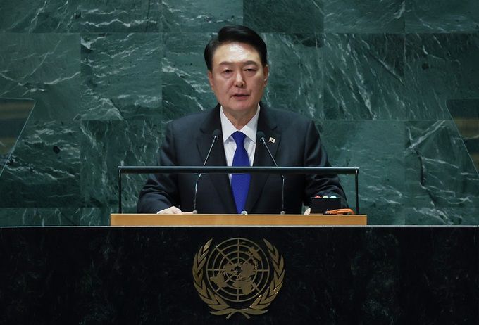 미국을 방문 중인 윤석열 대통령이 20일(현지시간) 뉴욕 유엔본부에서 열린 제78차 유엔총회에서 기조연설을 하고 있다. 뉴욕=연합뉴스