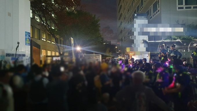 국회 본회의에서의 이재명 더불어민주당 대표 체포 동의안 가결에 분노한 지지자들이 21일 오후 7시부터 서울 여의도 민주당사 앞에 모여 ‘비(非)이재명계’를 비난하고 결의를 다지는 집회를 이어갔다.