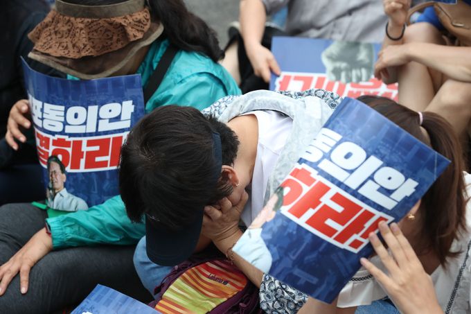 이재명 더불어민주당 대표의 지지자들이 21일 오후 서울 여의도 국회 앞에서 이 대표의 체포동의안 가결 소식에 슬퍼하고 있다. 뉴스1