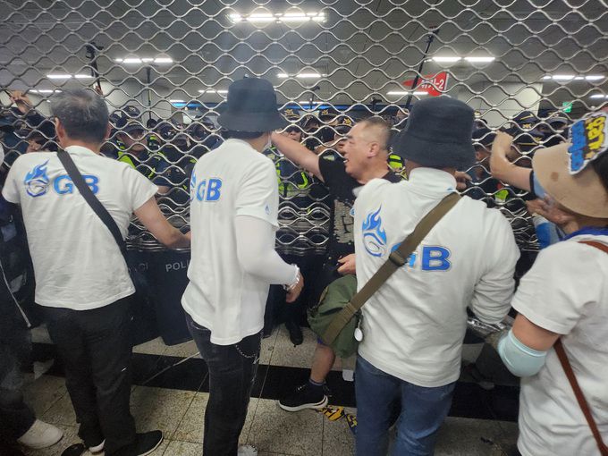 21일 이재명 더불어민주당 대표 체포동의안이 가결되자 지지자들이 국회 진입을 시도하고 있다. 경찰은 지하철 9호선 국회의사당역 1번·6번 출구를 폐쇄했다. 뉴스1