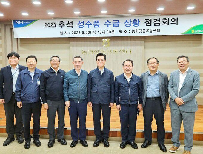 농협경제지주는 소비자 장바구니 부담 완화를 위해 전국 하나로마트에서 오는 28일까지 농축수산물 특판 행사를 실시한다. 정황근 농림축산식품부 장관(왼쪽 다섯번째), 우성태 농협경제지주 농업경제대표이사(왼쪽 네 번째) 신영호 농협유통 대표(왼쪽 여섯번째) 가 하나로마트 창동점을 방문하여 수급상황 점검회의를 마치고 기념촬영을 하고있다.