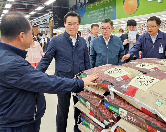 농협경제지주는 소비자 장바구니 부담 완화를 위해 전국 하나로마트에서 오는 28일까지 농축수산물 특판 행사를 실시한다. 정황근 농림축산식품부 장관(왼쪽 두 번째), 우성태 농협경제지주 농업경제대표이사(왼쪽 세 번째)가 하나로마트 창동점을 방문하여 양곡 매장을 살펴보고 있다.