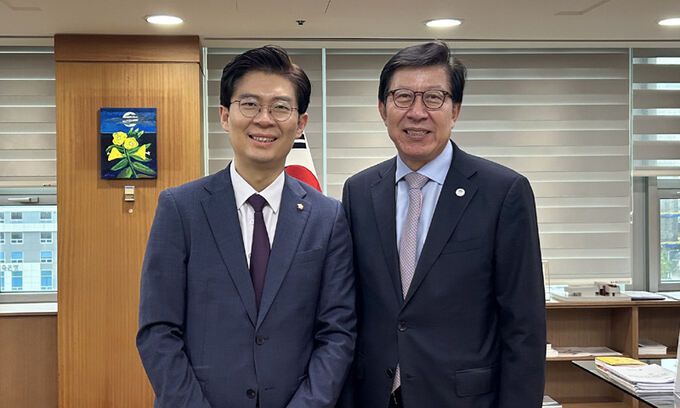 시대전환 조정훈 의원이 22일 부산을 방문해 박형준 부산시장과 기념 촬영을 하고 있다. 시대전환 제공