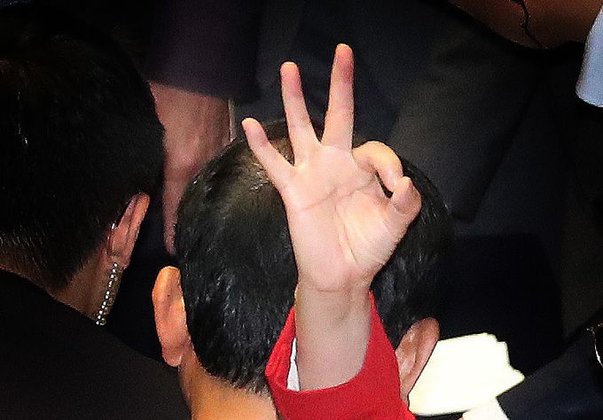 양금희 국민의힘 의원이 21일 오후 서울 여의도 국회에서 열린 제410회 국회(정기회) 제8차 본회의에서 이재명 더불어민주당 대표에 대한 체포동의안 개표 중 김기현 대표를 향해 오케이 손짓을 보이고 있다. 뉴스1