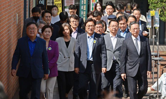 22일 더불어민주당 이재명 대표가 병상 단식을 이어가고 있는 가운데 서울 중랑구 녹색병원에서 이 대표와 면담을 마친 민주당 의원들이 밖으로 나서고 있다. 연합뉴스