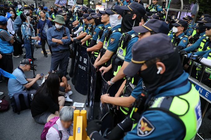 이재명 더불어민주당 대표 체포동의안이 가결된 지난 21일 오후 서울 영등포구 더불어민주당 당사 앞에서 이 대표 지지자들이 경찰과 대치하고 있다. 뉴시스