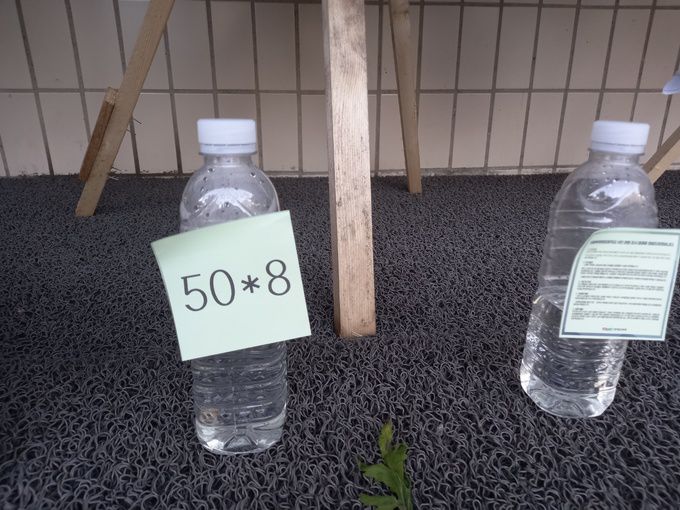 22일 호원초 교사 사망사건 가해자로 지목된 학부모가 근무 중인 서울 한 지역농협 입구에 근조화환과 함께 포스트잇이 붙어있다. 김수연 기자