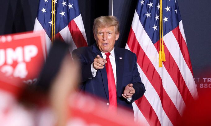 도널드 트럼프 전 대통령이 20일(현지시간) '대선 1번지'인 아이오와주 더뷰크에서 연설한 후 지지자들을 가리키고 있다. 로이터연합뉴스