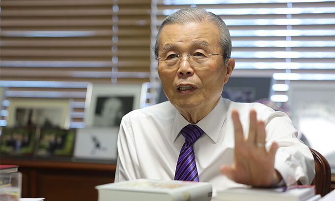 김종인 전 국민의힘 비상대책위원장이 지난 21일 서울 광화문 자신의 사무실인 대한발전전략연구원에서 세계일보와 인터뷰를 갖고 내년 총선을 앞둔 정국 분석과 정치인의 자세 등에 대해 설명하고 있다. 이재문 기자