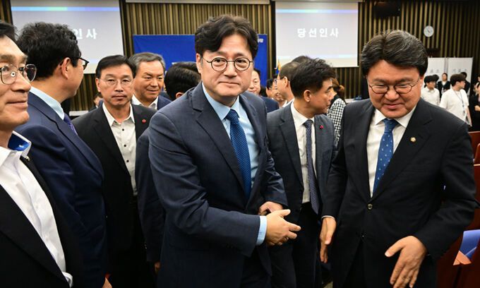 홍익표 신임 더불어민주당 원내대표가 26일 오후 서울 여의도 국회에서 열린 제21대 더불어민주당 제4기 원내대표 보궐선거 의원총회를 마치고 의원들과 인사를 나누고 있다. 공동취재