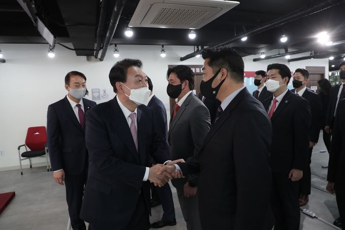 윤석열 대통령과 박정구 경감이 악수를 나누고 있다. 연합뉴스