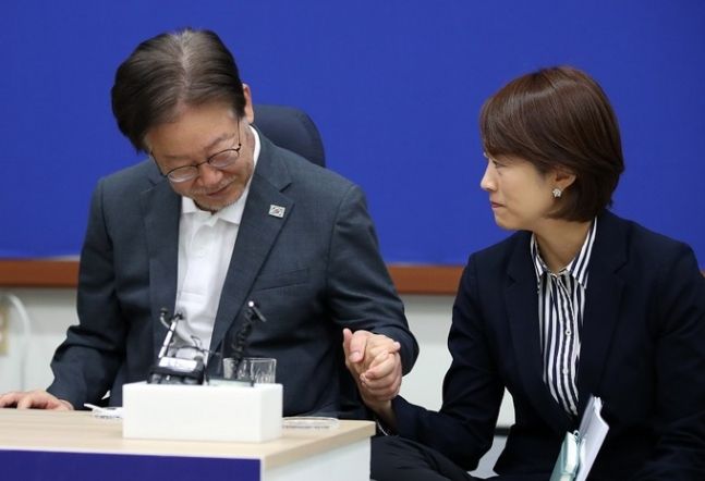 이재명 더불어민주당 대표의 단식 투쟁 14일째이던 지난 13일, 서울 여의도 국회 당 대표실에서 이 대표와 고민정 최고위원이 손을 잡고 있다. 뉴시스