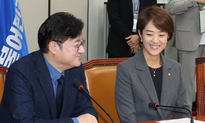 더불어민주당 홍익표 신임 원내대표가 27일 국회에서 최고위원회의를 하고 있다. 첫 회의인 홍 원내대표 진행이 서툴자 의원들이 웃음을 보이고 있다. 연합뉴스