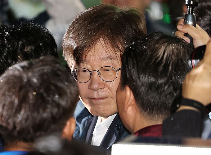 이재명 더불어민주당 대표가 27일 오전 경기 의왕시 서울구치소를 나서고 있다. 서울중앙지법 유창훈 영장전담 부장판사는 이날 특정범죄가중처벌법 위반(뇌물) 등 혐의를 받는 이 대표에 대한 구속영장을 기각했다고 밝혔다. 의왕=뉴시스