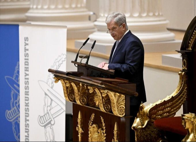 사울리 니니스퇴 핀란드 대통령이 28일(현지시간) 막스 야콥슨 탄생 100주년 기념일을 앞두고 특별강연을 하고 있다. 사회관계망서비스(SNS) 캡처
