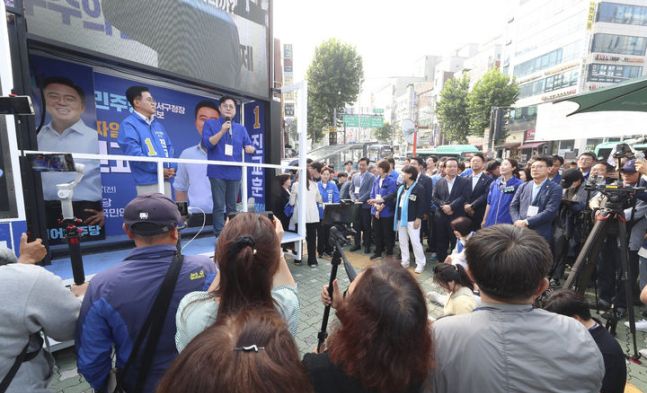 진교훈 더불어민주당 서울 강서구청장 후보가 28일 오전 서울 강서구 화곡역 인근에서 열린 더불어민주당 강서구청장 후보 출정식에서 연설을 하고 있다. 뉴시스