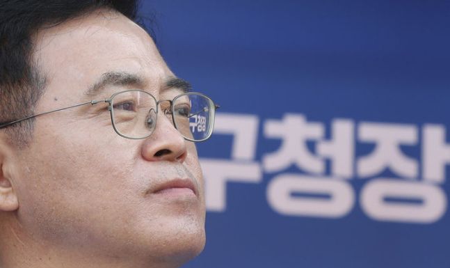 진교훈 더불어민주당 서울시 강서구청장 후보가 28일 오전 서울 강서구 화곡역 인근에서 열린 더불어민주당 강서구청장 후보 출정식에서 구민들을 바라보고 있다. 뉴시스