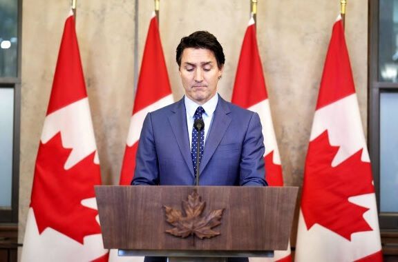 쥐스탱 트뤼도 캐나다 총리가 27일(현지시간) 최근 하원에서 벌어진 나치 부역자 기립박수 사태에 관해 사과하는 기자회견 도중 심각한 표정을 짓고 있다. AP연합뉴스