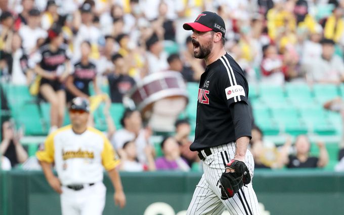 지난 8월 20일 인천 미추홀구 SSG랜더스필드에서 열린 프로야구 '2023 신한은행 SOL KBO리그' LG 트윈스와 SSG 랜더스의 경기, LG 선발 플럿코가 6회말 2사 1루 상황에서 SSG 전의산을 헛스윙 삼진으로 아웃시킨 후 포효하고 있다. 뉴스1