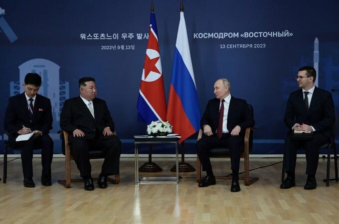 지난 9월 13일 러시아 극동 아무르주(州) 보스토치니 우주기지를 방문한 김정은 북한 국무위원장(왼쪽 두 번째)이 블라디미르 푸틴 러시아 대통령(오른쪽 두 번째)과 정상회담을 하고 있다. 러시아 크레믈궁 제공