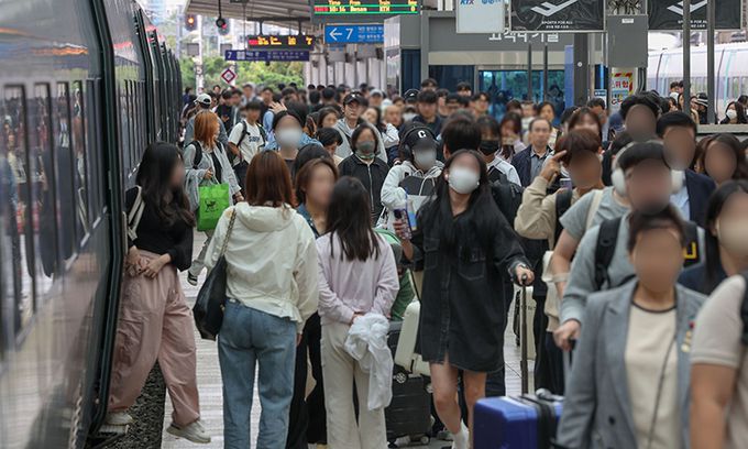 추석에서 개천절까지 이어지는 연휴의 마지막 날인 3일 서울 용산구 서울역에서 귀경하는 시민들이 열차에서 내리고 있다. 최상수 기자