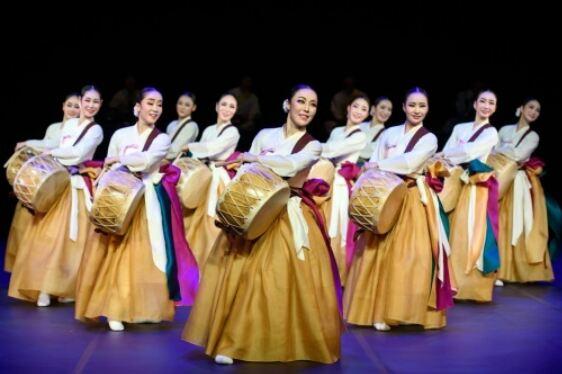 국립민속국악원 무용단원들이 남원 흥부제에서 진도북품을 선보이고 있다. 남원시 제공