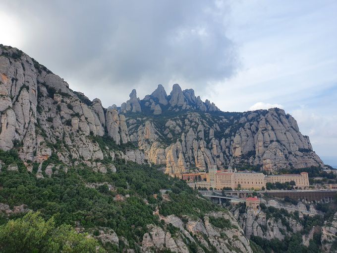 몬세라트 수도원 전경. 수도원으로 걸어 올라가면 상술에 밝은 카탈루냐 노점상들이 한국말로 “해바라기 씨”라고 써놓고 한국인들에게 호객행위를 한다. 필자 제공