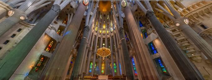 바르셀로나 성가족 성당 내부 모습. 성당의 천정과 스테인드글라스를 보면 왜 가우디가 천재인지 실감한다. 우리나라의 김대건 신부도 성인으로 봉헌되어 있다. 필자 제공