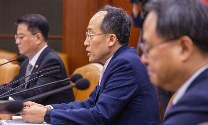 추경호 경제부총리 겸 기획재정부 장관이 5일 오전 서울 종로구 정부서울청사에서 열린 비상 경제 장관회의에 참석해 최근 외환 시장을 중심으로 한 금융시장의 변동성 상승에 대한 정부의 대응 방향에 대해 발언하고 있다. 연합뉴스