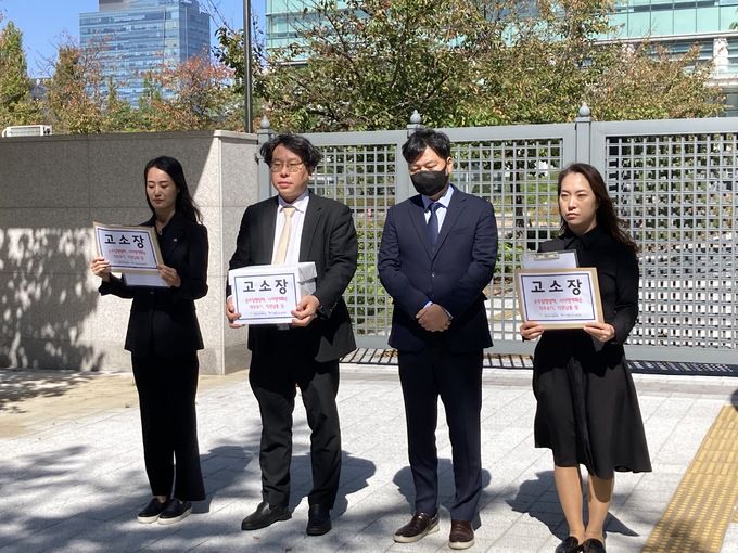 악성민원 등 피해를 호소하다 극단적 선택한 대전 교사의 유족이 5일 오전 대전경찰청 정문 앞에서 기자회견을 열고 가해 학부모들과 당시 학교 관리자들을 고소하는 고소장을 접수했다. 사진은 고소장 접수 전 대전경찰청 앞에서 기자회견을 하는 교사노조와 유족·변호사. 강은선 기자