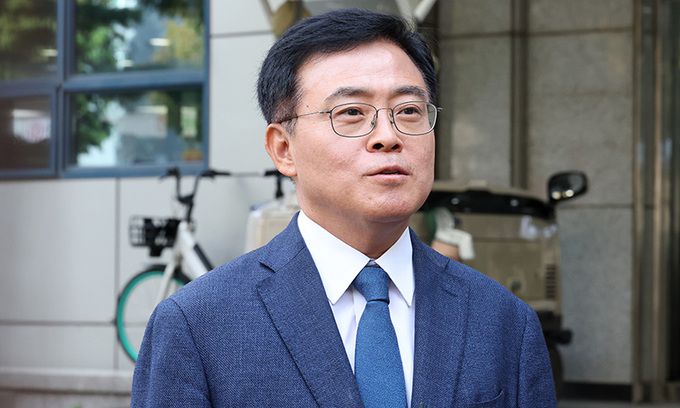 진교훈 더불어민주당 강서구청장 보궐선거 후보가 6일 서울 강서구청에 마련된 사전투표소에서 사전투표를 마친 후 소감을 밝히고 있다. 뉴스1