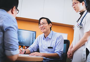 싱가포르종합병원 의사가 환자 등과 상담하고 있다. 싱가포르종합병원(SGH) 제공