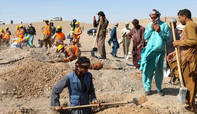 아프간 헤라트주 강진 사망자를 묻기 위해 직접 무덤을 만드는 주민들. AFP=연합