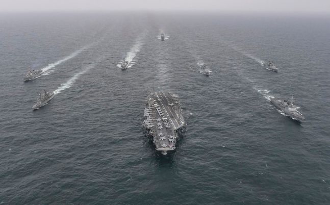 한미일 해상 훈련. 한미 해군과 일본 해상자위대 함정이 4일 제주남방 공해상에서 해상훈련을 하고 있다. 사진 앞열 우측부터 한국 해군 율곡이이함(DDG-992), 미국 해군 니미츠함(CVN-68), 일본 해상자위대 우미기리함(DD-158). 사진 뉴시스, 해군 제공