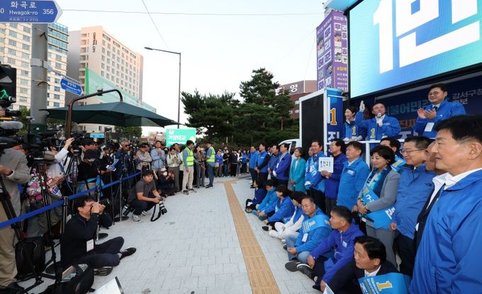 진교훈 서울 강서구청장 보궐선거 더불어민주당 후보가 10일 오후 서울 강서구청 사거리에서 홍익표 원내대표와 민주당 의원들의 대거 참석 속에 막바지 집중 유세를 하고 있다. 뉴스1