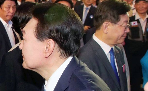 윤석열 대통령이 지난 8월 15일 서울 서대문구 이화여대 대강당에서 열린 제78주년 광복절 경축식을 마친 뒤 이재명 더불어민주당 대표와 악수한 뒤 이동하고 있다. 뉴시스