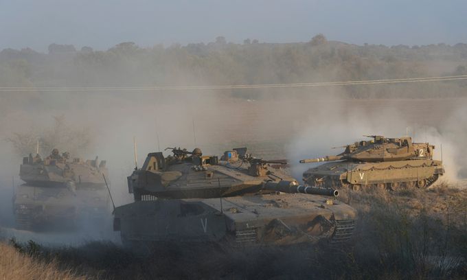 이스라엘 탱크가 이스라엘 가자 지구 국경 근처로 이동하는 모습. AP연합뉴스