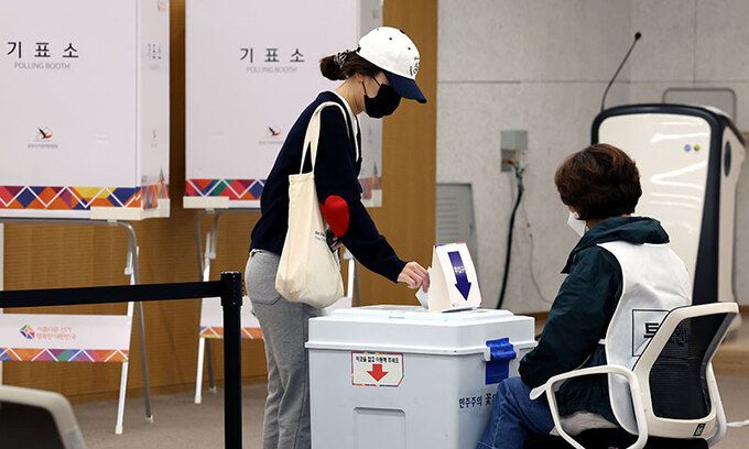 누구 뽑았을까 서울 강서구청장 보궐선거 본투표가 실시된 11일 강서구 서울식물원 2층 보타닉홀에 차려진 가양제1동8투표소에서 한 구민이 투표하고 있다. 이날 오후 7시 기준 투표율은 45.8%로 나타났다. 남정탁 기자
