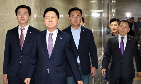 비장 국민의힘 김기현 대표가 전날 일괄 사퇴의사를 밝힌 임명직 당직자들과 함께 15일 서울 여의도 국회에서 열린 긴급 의원총회에 참석하기 위해 들어서고 있다. 왼쪽부터 강민국 전 수석대변인, 김 대표, 유상범 전 수석대변인, 구자근 전 당대표 비서실장, 이철규 전 사무총장. 서상배 선임기자