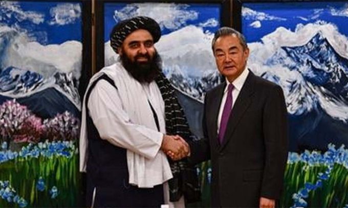 지난 5일 왕이 중국공산당 중앙외사판공실 주임 겸 외교부장(오른쪽)이 티베트 린즈에서 열린 '환(環)히말라야 국제협력포럼'에서 칸 무타키 아프간 외교부 장관 대행과 악수하는 모습. 중국 외교부 제공